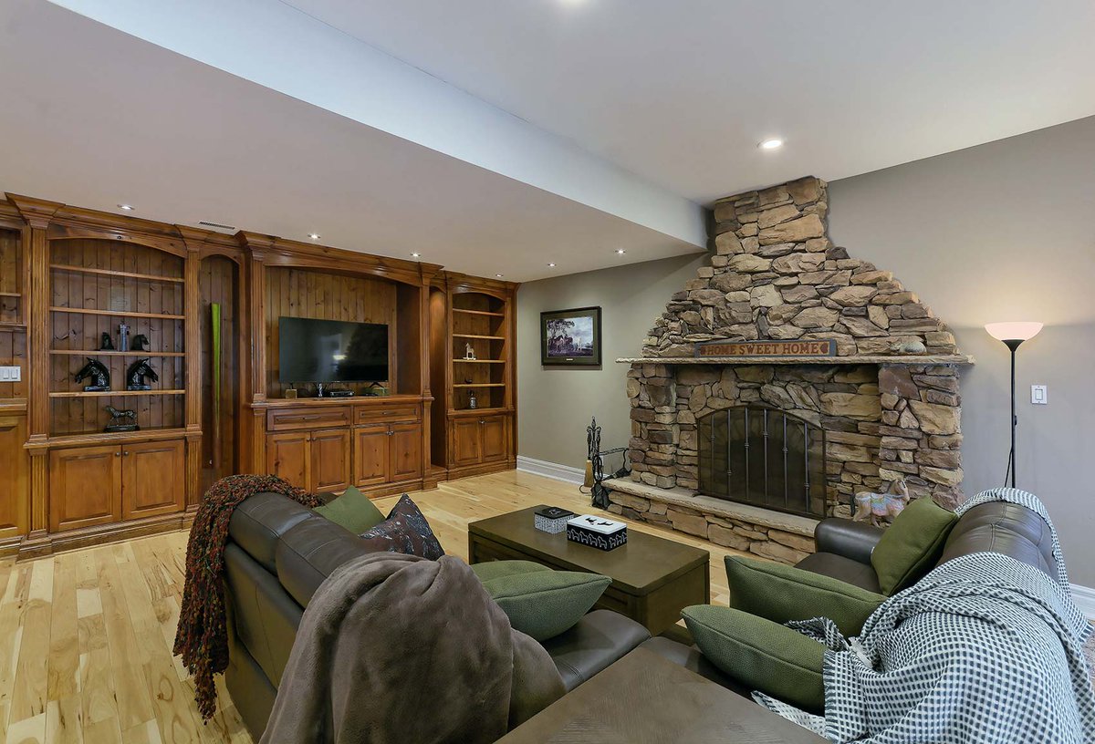 360virtual's tweet photo. 6500+ sq.ft. of living space... a beautifully maintained corner residence in Woodbridge.   2 master suites and a completely separate above-garage apartment.

$1,999,000 | MLS N13683880

#WoodbridgeHomes #YorkRegionRealEstate #FamilyHomes #BeautifulHomes #RealEstatePhotography https://t.co/Df0C5ckYyg