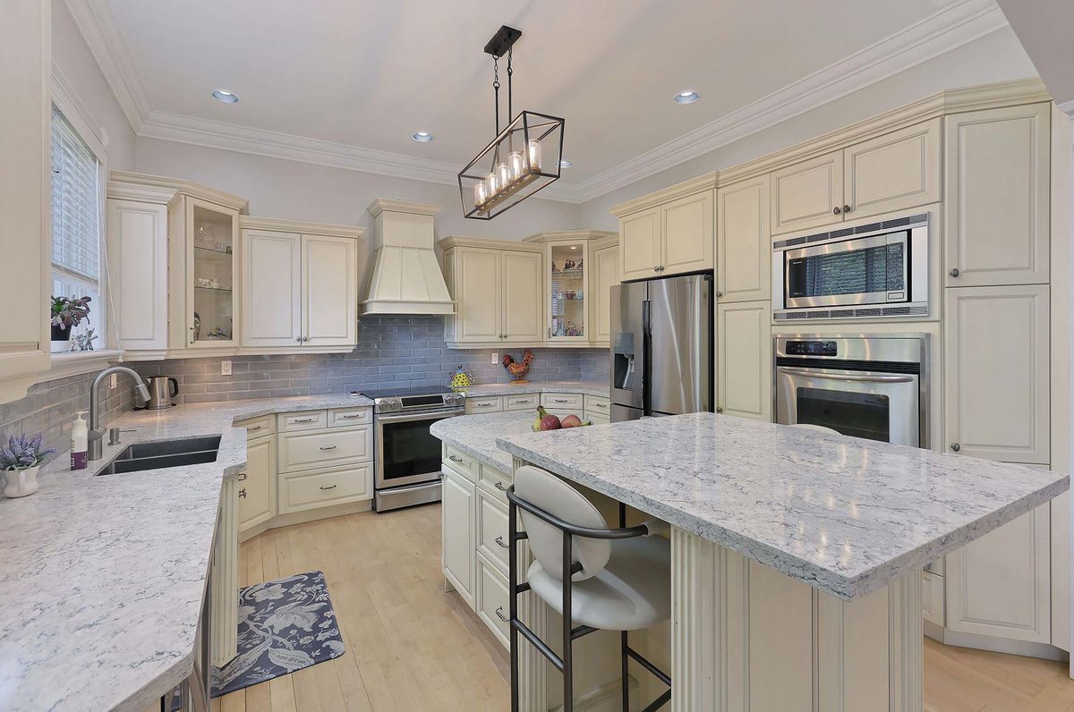 360virtual's tweet photo. 6500+ sq.ft. of living space... a beautifully maintained corner residence in Woodbridge.   2 master suites and a completely separate above-garage apartment.

$1,999,000 | MLS N13683880

#WoodbridgeHomes #YorkRegionRealEstate #FamilyHomes #BeautifulHomes #RealEstatePhotography https://t.co/Df0C5ckYyg