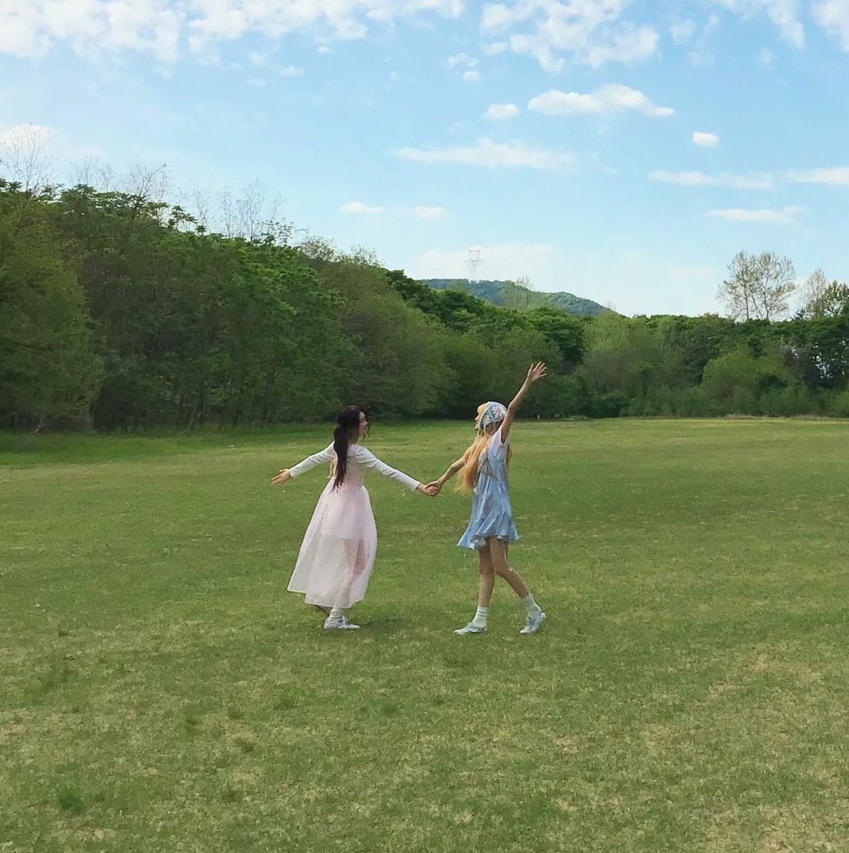 nyaramf's tweet photo. 유냐 가방에 못보던 뱃지 있길래 확대해봤는데 냐람 투샷 맞는거 같음 https://t.co/kS9s7GXmKo