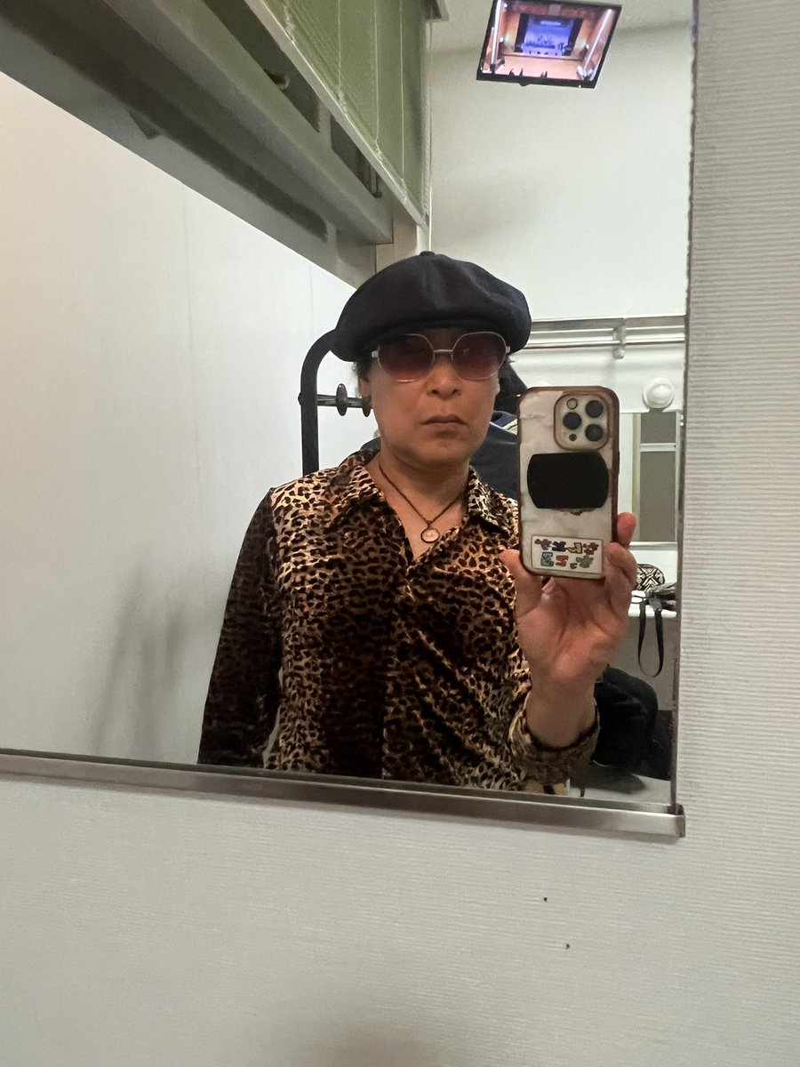 tatatai69's tweet photo. 今年もギブソンフェス終わった。
ライブ楽し過ぎた‼️
暴れ過ぎて歌えなくなりそうなくらい息苦しくなったので、もう一度身体鍛え直す❣️
写真はライブ後の楽屋。 https://t.co/s2PyfHNykn