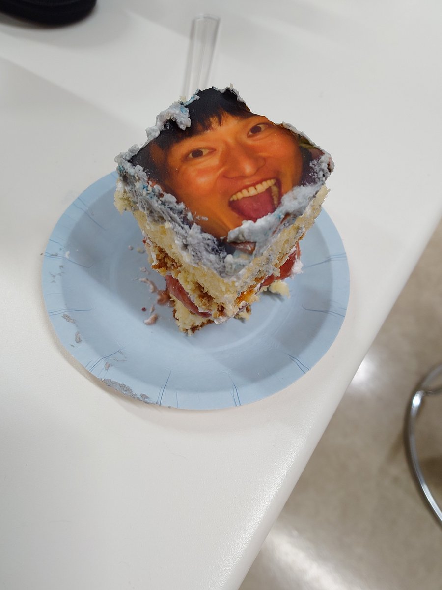 charao_bancyo's tweet photo. このケーキ、怖いなぁ〜(^_^;)

食べにくいなぁ〜(^_^;) https://t.co/L0RVGGBG9k