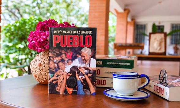 Hector_Zarinana's tweet photo. 🔴💥 BOOOOOOM 💥🔴 

El nuevo libro de Andrés Manuel López Obrador (@lopezobrador_), oportunamente titulado "Pueblo", es un misil directo a la línea de flotación del conservadurismo y sus intelectuales a sueldo. No estamos ante un frío tratado académico, sino ante una crónica de guerra cultural e histórica que recupera el protagonismo de los de abajo. 

AMLO lo deja claro, la historia de México no la escribieron los tecnócratas ni los oligarcas entreguistas; la han parido con dignidad las mayorías oprimidas. A través de diez capítulos implacables, la obra desmonta el relato de la derecha y arrastra al "neoporfirismo prianista" al basurero de la historia. Con el fuego de la verdad histórica, López Obrador conecta las gestas de la Independencia, la Reforma y el Cardenismo con la actual Cuarta Transformación, demostrando que el Humanismo Mexicano es la síntesis viva de más de doscientos años de resistencia popular. 

El libro quema en las manos de los reaccionarios porque valida científicamente que el pueblo es el único soberano y el motor indestructible del cambio. 
El cierre de esta obra no es un punto final, sino una orden de combate político y electoral. En las páginas finales de "Pueblo", el líder histórico de nuestro movimiento lanza tres directrices inquebrantables que la militancia debe grabar a fuego en su conciencia colectiva: 

👉🏻 Votar por MORENA es la única garantía de bienestar para el pueblo. No hay medias tintas ni espacio para la vacilación. El proyecto de transformación se defiende en las urnas para asegurar que el presupuesto siga sirviendo a los de abajo y nunca más a los privilegios de los de arriba.

👉🏻 Cláusula de exclusividad total: Morena puede utilizar con propósitos políticos y electorales sus palabras e imagen; nadie más. Una bofetada contundente a los oportunistas, tránsfugas y partidos satélites que intentan colgarse del prestigio del obradorismo. El legado de AMLO le pertenece estrictamente al instrumento que el pueblo construyó para su liberación.

👉🏻 Apoyemos todas y todos a @Claudiashein, nuestra presidenta y gran orgullo. El mandato es absoluto. Cerramos filas en torno a la primera mujer en conducir los destinos de la patria, asumiendo su liderazgo como la vanguardia de la continuidad revolucionaria. 

Esta obra es la entrega de la estafeta ideológica que consolida el camino hacia el futuro. "Pueblo" nos recuerda que la revolución de las conciencias debe continuar sin tregua ni concesiones. 

¡Que rufen los cachorros de la derecha! 

Mientras ellos se ahogan en su propio veneno, el pueblo organizado ya tiene su mapa, su historia y su victoria escrita en papel.