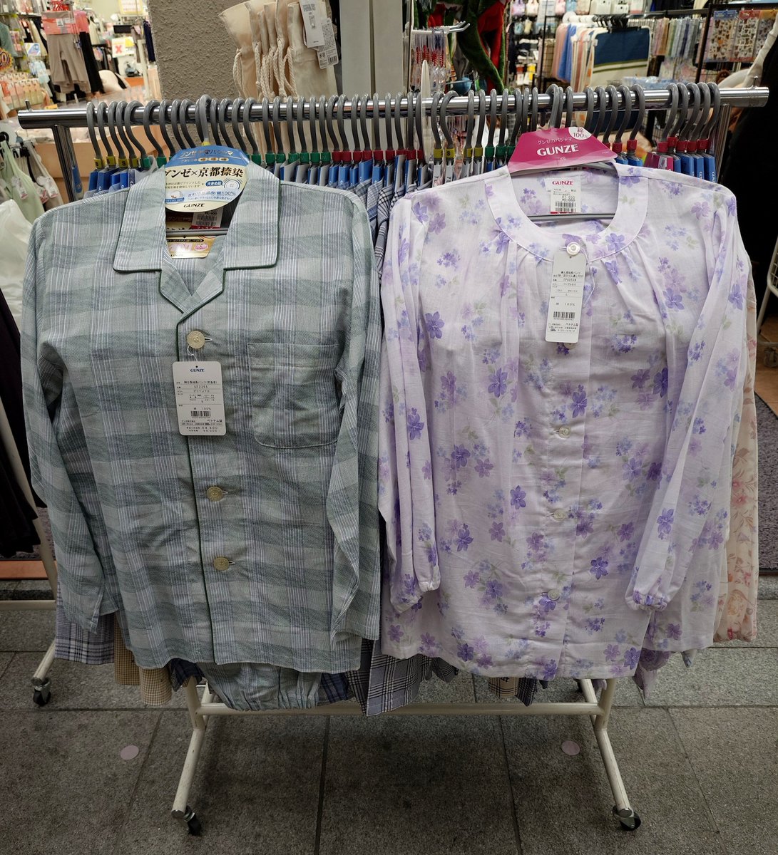 Marble194710's tweet photo. おはようございます。本日はマーブル恒例の得の市！店頭はUVアームカバーが110円、グンゼパジャマが1650円、婦人秋物肌着が550円と超絶激安価格となってます✨✨店内もお買い得品が多数あるのでぜひご来店くださいませーーーー！！

#マーブル #マーブル吉祥寺店 #吉祥寺 #10時開店 #得の市 #超特価 https://t.co/VMjoS8B7vC