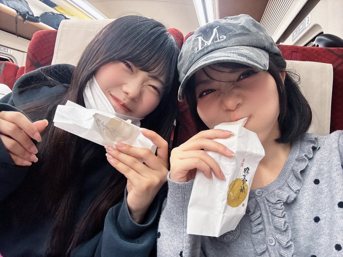 nanaka_ms0707's tweet photo. ぐっもーにんぐ。
金沢駅和菓子屋さんいっぱいあって、天国すぎた！まりんにもおすそ分け。
ちなみにみんなはこしあん派？粒あん派？
笹原はこしあん派！
 #もあすた #MORESTAR #遠藤まりん
 #笹原なな花 https://t.co/ncKg6TJPHz