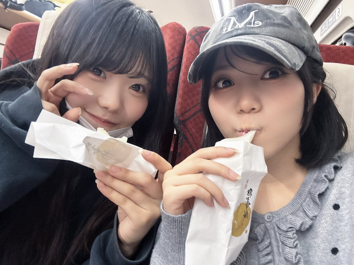 nanaka_ms0707's tweet photo. ぐっもーにんぐ。
金沢駅和菓子屋さんいっぱいあって、天国すぎた！まりんにもおすそ分け。
ちなみにみんなはこしあん派？粒あん派？
笹原はこしあん派！
 #もあすた #MORESTAR #遠藤まりん
 #笹原なな花 https://t.co/ncKg6TJPHz