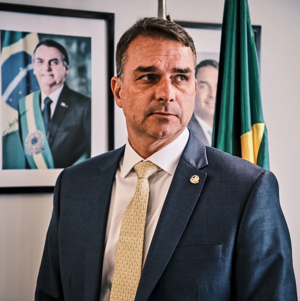 anticomunistaf's tweet photo. Flávio Bolsonaro es anticomunista. https://t.co/QPHJ7MzwKH