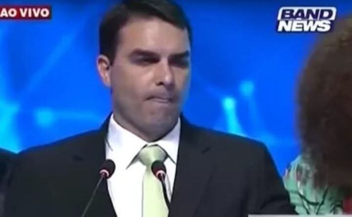 ValriaMont72680's tweet photo. UM PAÍS DOENTE, INSANO, RAIVOSO. TEM UM LUIS INACIO LULA DA SILVA. UM CARA QUE EM QUATRO ANOS ENTREGOU CENTENAS DE OBRAS IMPORTANTES, DEU AUMENTO REAL DE SALÁRIO MÍNIMO, APLAUDIDO DE PÉ NA ONU, RESPEITADO EM TODOS PAISES DO MUNDO E PARA CONCORRER COM ELE UM MARGINAL https://t.co/U0OHqk7qHg