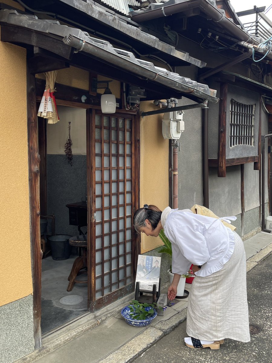 orandano_namida's tweet photo. 闇夜の錦
価値が伝わらない世界では、どんなに技術や手間を重ねたものも、どれも「ただの布きれ」。
その美しさや価値も伝わらない。気張っておしゃれしようにも張り合いがない。残念だけど、これも現実😭
が、
「きっと違いのわかる人は居ます」と椎名林檎さんも歌ってる。 https://t.co/hbqcxWbPBe