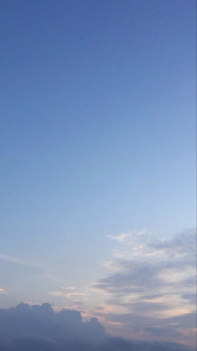 Narsing43540482's tweet photo. 昨日の朝、古墳を散策中に見かけた老人が、ギターを抱いてどこかへ歩いていった。その背中が、なんだか優しくて、ちょっと心に残った。 https://t.co/qR6Lbkf2wm