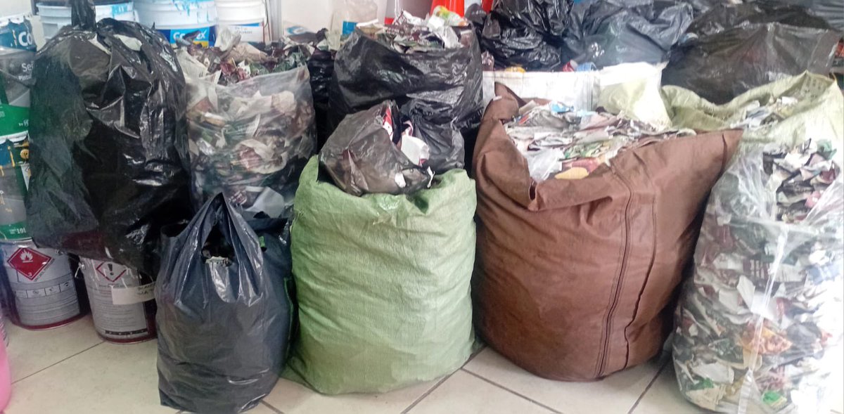 AlessandraRdlv's tweet photo. La incongruencia y el cinismo en una sola imagen. Este empleado de Monreal tiene tapizada Cuauhtémoc con su promoción electoral ilegal (adjunto basura de solo un día de limpiar) y ahora se siente con el derecho de venir a borrar la imagen institucional de la Alcaldía de espacios que recuperamos trabajando y haciendo alianzas con sociedad civil e iniciativa privada. 

Así operan estos mafiosos del Monrealato: se sienten dueños de las calles, de las bardas y hasta de lo que no construyeron. Nosotras vamos a seguir recuperando y defendiendo cada espacio público y denunciando sus porquerías. 

Cuauhtémoc no es, ni será nunca más, propiedad de sus mafias políticas, es de la gente.