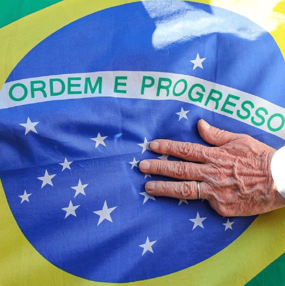 updatecharts's tweet photo. Lula em discurso:

“Eu confesso que estava convencido de que iria ganhar as eleições no primeiro turno, mas também já pensei isso outras vezes. […] A gente tem o segundo turno. É a hora da prova dos nove, é hora de a gente mostrar a verdadeira fotografia do Brasil. A partir de amanhã, a gente começa uma nova campanha, uma campanha em que apenas dois candidatos vão poder mostrar a diferença entre as propostas que existem para o Brasil.”