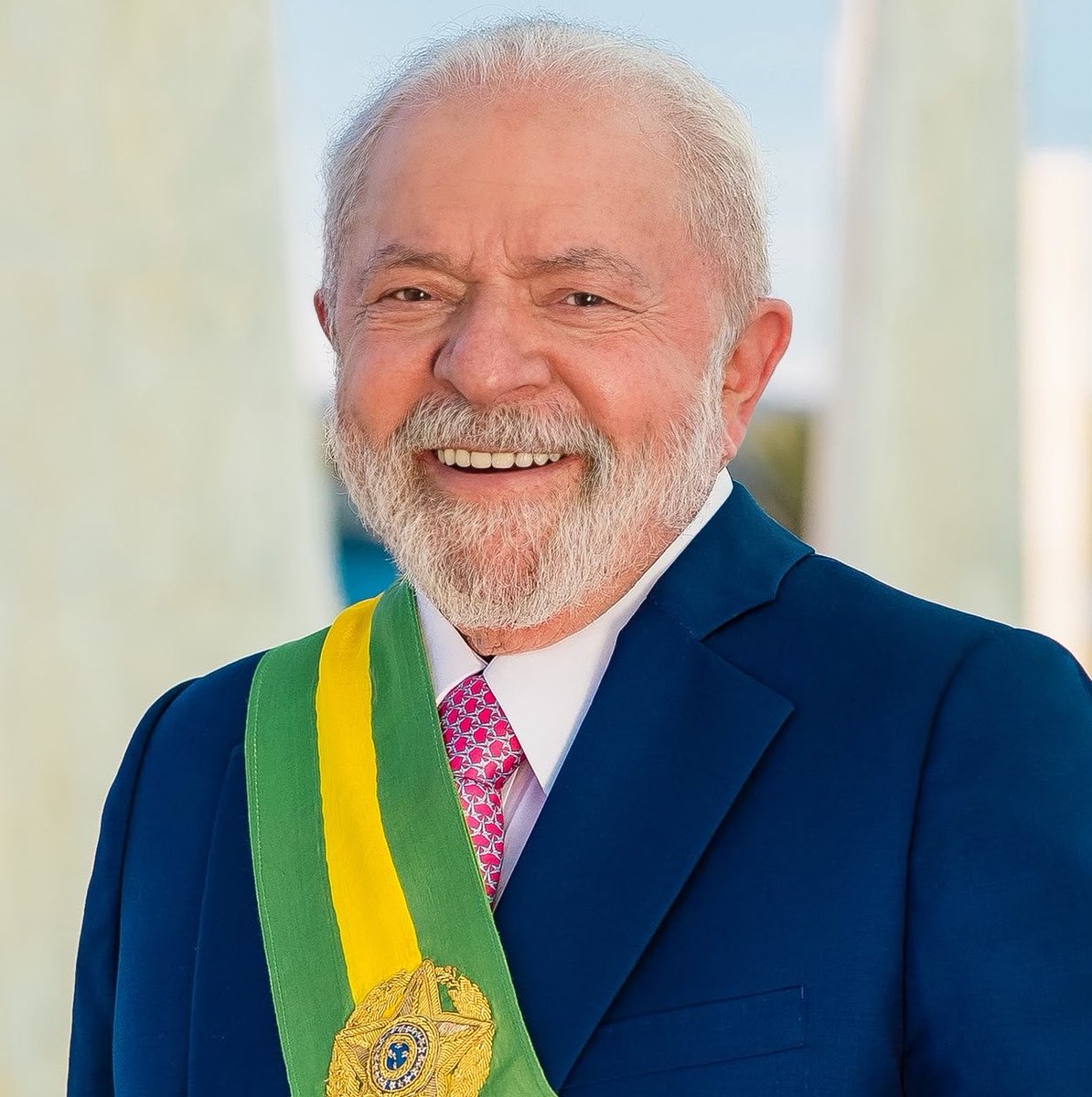 updatecharts's tweet photo. Lula em discurso:

“Eu confesso que estava convencido de que iria ganhar as eleições no primeiro turno, mas também já pensei isso outras vezes. […] A gente tem o segundo turno. É a hora da prova dos nove, é hora de a gente mostrar a verdadeira fotografia do Brasil. A partir de amanhã, a gente começa uma nova campanha, uma campanha em que apenas dois candidatos vão poder mostrar a diferença entre as propostas que existem para o Brasil.”