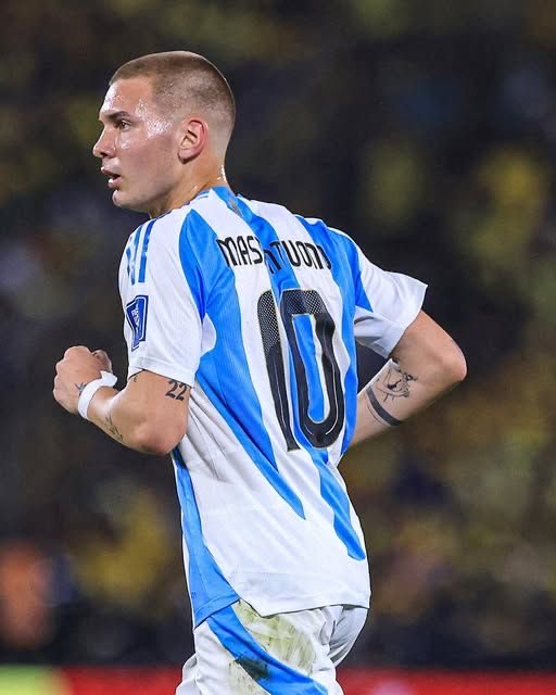 novaro__'s tweet photo. A los 19 años y 1 mes, Nico Paz recién estaba dando sus primeros pasos en Primera y disputaba su primer partido, mientras que Flores todavía pertenecía a Reserva y ni siquiera había debutado. 

Mastantuono, a esa misma edad, ya había sido vendido al Real Madrid por 60 millones, había convertido en clásicos y también había dejado su marca en Libertadores y Champions. 

Es el más chico de los tres y, sin embargo, el que más había logrado a esa edad. Aun así, fue al que más presión le pusieron y al que más se le cuestionó todo. Estamos hablando de un pibe de 19 años. Déjenlo crecer, porque cuando termine de explotar, más de uno va a tener que cerrar la boca.

Van a mamar.
