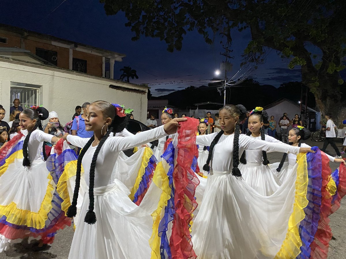 jdb_carabobo1's tweet photo. ¡Se prendió la “Esquina Cultural en Familia” 🧑🧑🧒🧒 porque mi Comuna está Sonando 🎵😎de Los Ojitos a El Samán! 🔥🥁 Increíble toma cultural
Este 18/10 tu voz decide 🗳️🇻🇪: Sal a votar por el PROYECTO 4
¡Comuna o Nada! ✊
#SanJoaquin #Proyecto4 #ConsultaPopular https://t.co/HVGgab05Zj