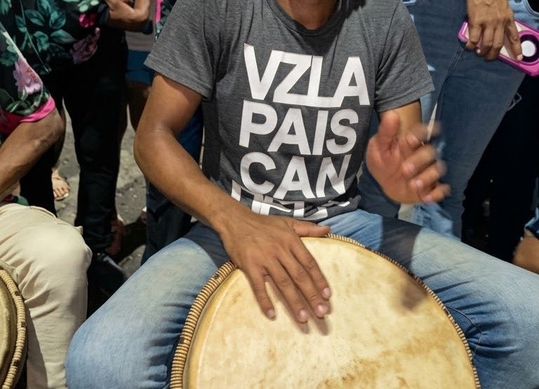 jdb_carabobo1's tweet photo. ¡Se prendió la “Esquina Cultural en Familia” 🧑🧑🧒🧒 porque mi Comuna está Sonando 🎵😎de Los Ojitos a El Samán! 🔥🥁 Increíble toma cultural
Este 18/10 tu voz decide 🗳️🇻🇪: Sal a votar por el PROYECTO 4
¡Comuna o Nada! ✊
#SanJoaquin #Proyecto4 #ConsultaPopular https://t.co/HVGgab05Zj