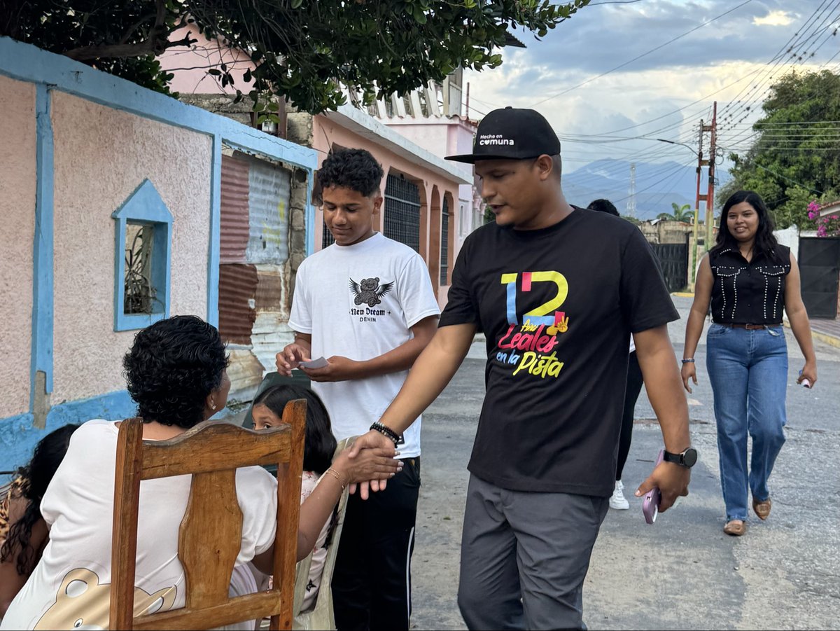 jdb_carabobo1's tweet photo. ¡Se prendió la “Esquina Cultural en Familia” 🧑🧑🧒🧒 porque mi Comuna está Sonando 🎵😎de Los Ojitos a El Samán! 🔥🥁 Increíble toma cultural
Este 18/10 tu voz decide 🗳️🇻🇪: Sal a votar por el PROYECTO 4
¡Comuna o Nada! ✊
#SanJoaquin #Proyecto4 #ConsultaPopular https://t.co/HVGgab05Zj
