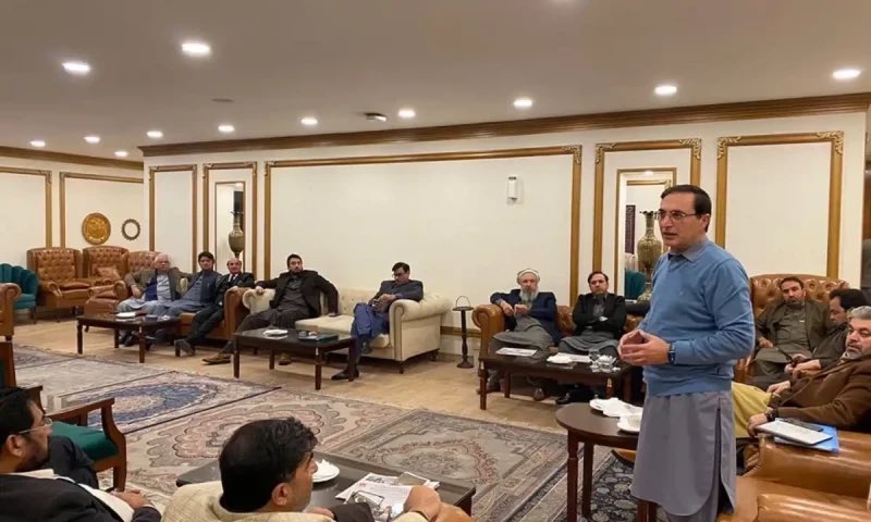 Waqarkhan's tweet photo. کور کمیٹی کی میٹنگ میں عامر ڈوگر نے بتایا کہ محسن نقوی مسودے کی منظوری کے لیے صدر پاکستان، DGISI اور فیلڈ مارشل کے پاس گیا جب وہ واپس آیا تو محمود اچکزئی اور سہیل آفریدی کا اصرار تھا کہ مسودے میں لکھا جاۓ یہ سب عمران خان کی منظوری سے مشروط ہے اور اس کے لیے ملاقات درکار ہے، وہ لفظی طور پر اس پر راضی ہو گئے لیکن لکھنے کے لیے تیار نہیں تھے
میٹنگ کے دوسرے روز جب پارٹی کے نوے فیصد لوگ لانگ مارچ کی مخالفت کر رہے تھے تو سہیل آفریدی نے کہا مجھے ایسا لگ رہا ہے میں وفاق کی کسی میٹنگ میں بیٹھا ہوں اور آپ سب وفاق کے ٹٹو ہیں
لانگ مارچ کی مخالفت میں سب سے زیادہ چرب زبانی علی محمد خان اور کنول شوزب نے کی انہوں نے لانگ مارچ کو ہر حال میں ملتوی کرنے پر زور دیا، علی محمد نے بتایا لوگ اس معاملے میں پریشان ہیں مجھے شہریار آفریدی نے میسج کیا ہے اور کہا ہے سہیل آفریدی کا لانگ مارچ میں ساتھ دینے سے ہمارے اوپر مقدمہ بن سکتا ہے، سینٹر فیصل خان بھی علی محمد خان کی مکمل حمایت کر رہے تھے
لانگ مارچ کے حامیوں میں زبیر نیازی، علی اصغر، عمر ڈار، ارسلان تاج، خرم شیر زمان ، فردوس شمیم نقوی سمیت چند اور ممبران تھے
علی امین نے عمر ڈار کو کہا آپ لانگ مارچ کی حمایت کر رہے ہیں لیکن آپ کا بھائی عثمان ڈار ہمیں چھوڑ کر چلا گیاتھا