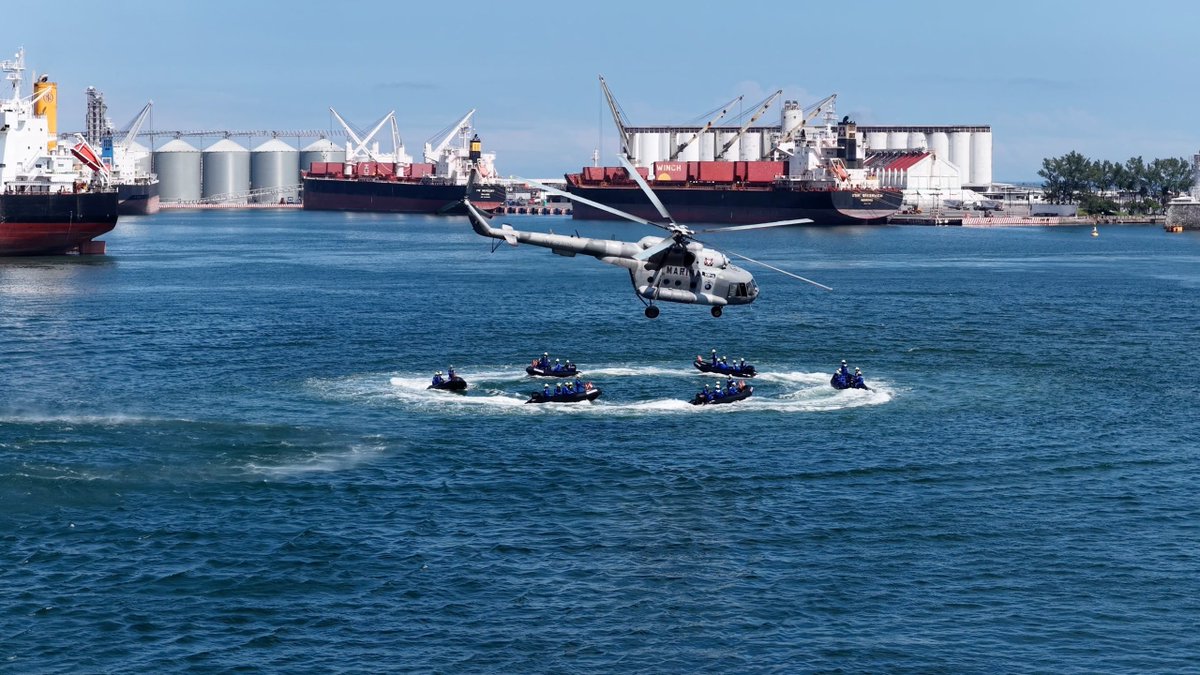 rosauraRuiz4's tweet photo. Desde el cuatro veces heroico Puerto de Veracruz, acompañamos a la Presidenta @Claudiashein en el 205 Aniversario de la Armada de México y 202 Aniversario de la Promulgación de la Constitución de 1824.

Reconocemos a los hombres y las mujeres que integran a la @SEMAR_mx, @Defensamx1 y @GN_MEXICO_ por su lealtad, valentía y patriotismo en la defensa de la soberanía nacional.

Ustedes son ejemplo de entrega y amor al pueblo.