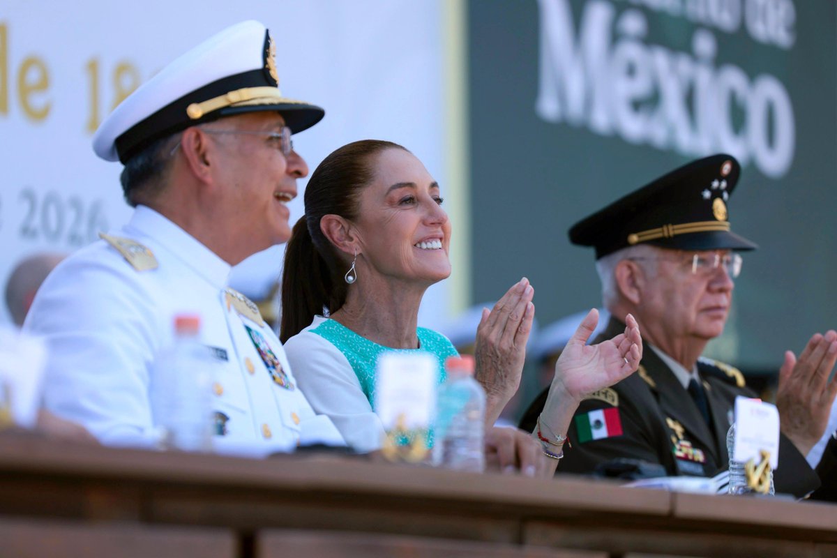 rosauraRuiz4's tweet photo. Desde el cuatro veces heroico Puerto de Veracruz, acompañamos a la Presidenta @Claudiashein en el 205 Aniversario de la Armada de México y 202 Aniversario de la Promulgación de la Constitución de 1824.

Reconocemos a los hombres y las mujeres que integran a la @SEMAR_mx, @Defensamx1 y @GN_MEXICO_ por su lealtad, valentía y patriotismo en la defensa de la soberanía nacional.

Ustedes son ejemplo de entrega y amor al pueblo.