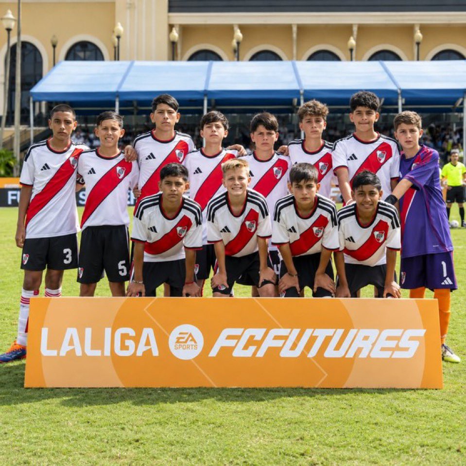 conecxeldeporte's tweet photo. LA SUB-12 DE RIVER, SUBCAMPEONA DE LALIGA FC FUTURES. 🥈🐔

Los nacidos en 2014 tuvieron un gran torneo y llegaron hasta la final, donde cayeron 3-2 ante Real Betis. 🇪🇸

Ian Fuentealba fue elegido como el jugador más destacado, mientras que Liam Chaya terminó como uno de los máximos goleadores, con 4 tantos. ⭐️

¡Felicitaciones a los juveniles y al cuerpo técnico! ❤️🤍👏

#RiverPlate #LaLigaFCFutures #Inferiores