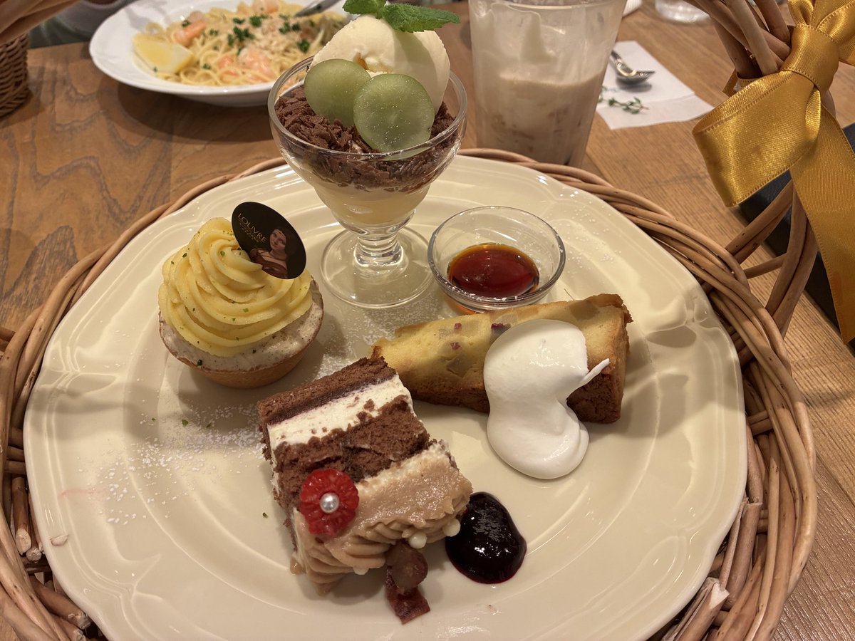 shimauma2015's tweet photo. 昨日の外食。
見た目に惹かれて、行きたい🎶食べたい🎶となり、美味しいし季節を感じられて満足なのだけど、甘くて（当たり前）食べきれないー（食べてくれた家族よありがとう）。

分けてもらったパスタの塩味が心地いい。
学習しよう、わたし。

アフタヌーンティールームにて。 https://t.co/68gy8rHuCW