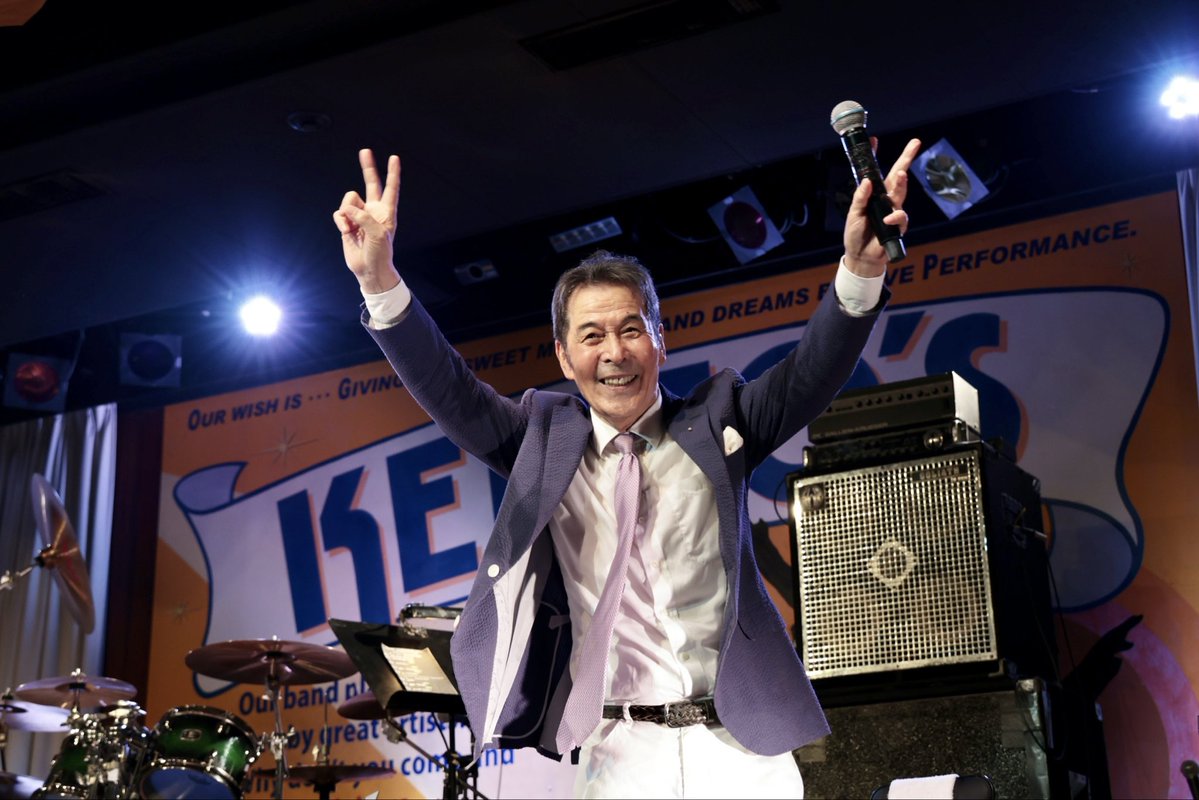 JunInoue20's tweet photo. グッモー✌️昨日は『銀座ケントス』でライブ。老体に鞭打ってのステージでしたが、お客様が盛り上げてくれ無事最後まで“完走“♪新曲『どんな時にも道がある〜Way』も全員合唱で楽しいお披露目。新曲の“感想“も聞きたかったな、ははは。曲の配信も手続き中、整ったらＸで知らせるね。只今、大筋肉痛😖🤗 https://t.co/RCFhSFGH2C
