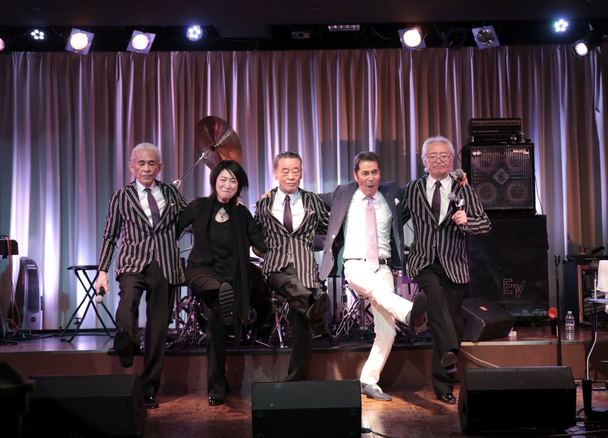 JunInoue20's tweet photo. グッモー✌️昨日は『銀座ケントス』でライブ。老体に鞭打ってのステージでしたが、お客様が盛り上げてくれ無事最後まで“完走“♪新曲『どんな時にも道がある〜Way』も全員合唱で楽しいお披露目。新曲の“感想“も聞きたかったな、ははは。曲の配信も手続き中、整ったらＸで知らせるね。只今、大筋肉痛😖🤗 https://t.co/RCFhSFGH2C