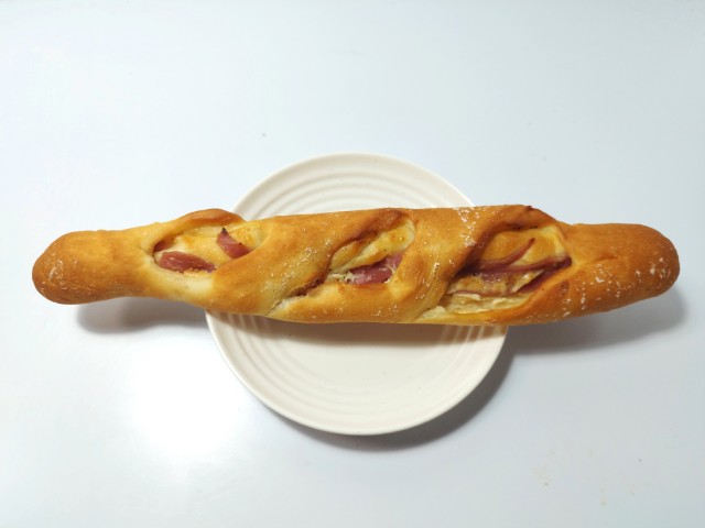 inukichi666xyz's tweet photo. 【いぬきちのコンビニ飯ブログ】【セブン】

セブンイレブンの今週の新商品「７Ｐハムフランス」を食べてみました。

フランスパン生地にハムと黒胡椒入りドレッシングを包んで焼き上げました。

168円（税込181.44円）

2026年09月29日（火）以降順次発売

熱量：294kcal、たんぱく質：8.8g、脂質：12.0g、炭水化物：38.8g（糖質：36.6g、食物繊維：2.2g）、食塩相当量：1.5g

販売地域：東北、関東、甲信越、北陸、東海、近畿、中国、四国、九州

セブンイレブン出典

※実食レポはプロフィールのリンクからご覧いただけます。