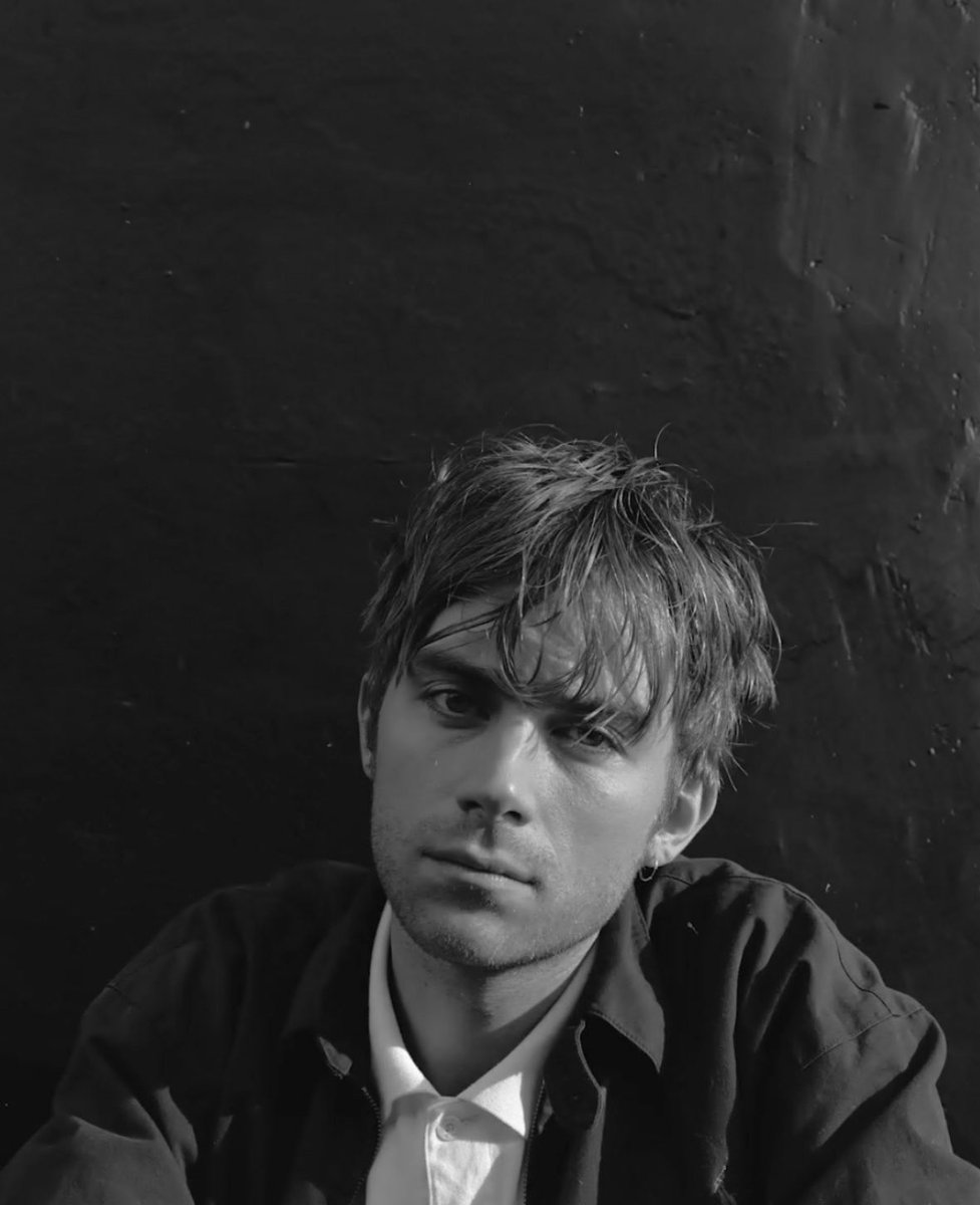 prettygirlwhy's tweet photo. spreading the damon albarn agenda a few pictures at a time https://t.co/YXbAIhy5Gx