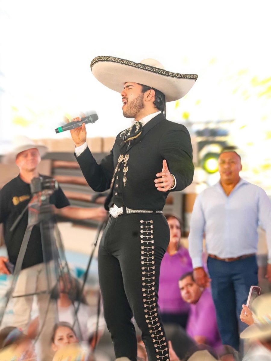 Jaasiel_Dice's tweet photo. Guapísimo el cantante mexicano Jesús Alonzo vestido de charro 🥵 https://t.co/JKQD9Vmzng