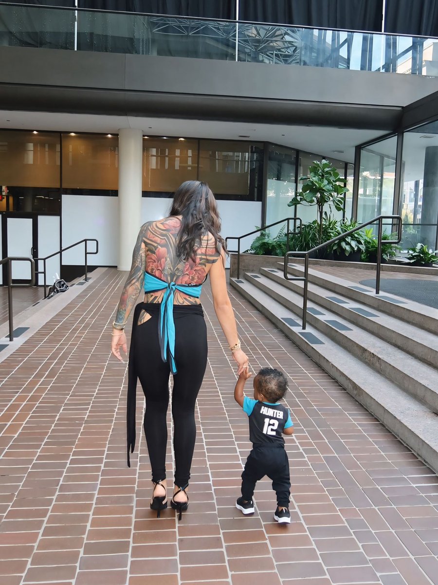 wavecheckers's tweet photo. Leanna in Cincinnati for Travis Hunter’s game with their son 🏈 https://t.co/5O5NjwqhTK