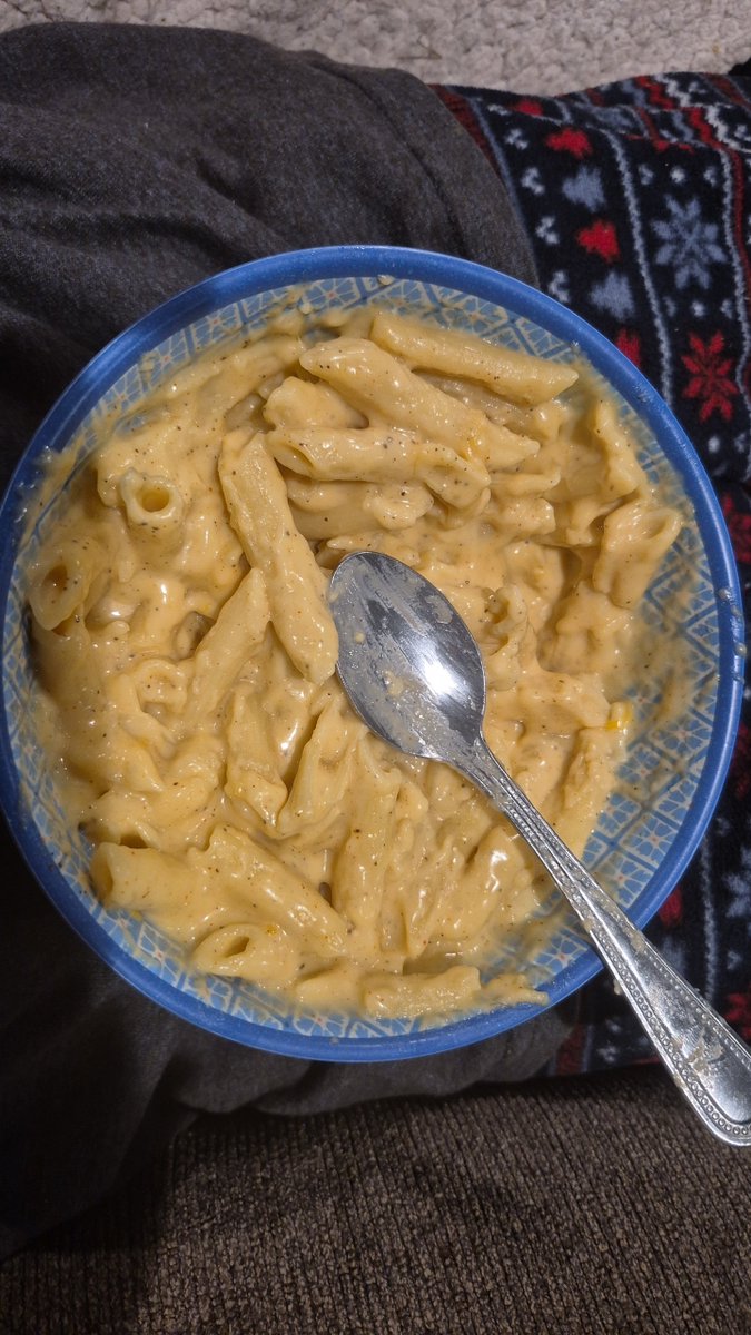 Dollunae's tweet photo. I made some homemade mac n cheese last night with 0 cooking skills and ha dno idea what I did. They were mid but MY MID so I loved it https://t.co/gPYwET6wwo