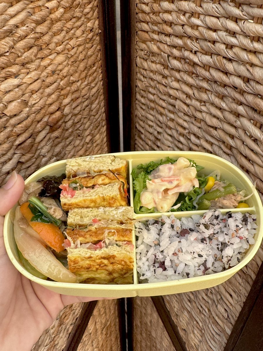 carossa0514's tweet photo. 娘弁当🍱210食目🍱

🍀お好み焼き風卵焼き
🍀中華野菜炒め
🍀マカロニサラダ
🍀インゲンの炒め物
🍀しそご飯

寝坊したーー😭
作りおいてた昨日までの自分に感謝😭

今週もよろしくお願いします！

#月曜日 #お弁当 https://t.co/oQZLGIdC6q