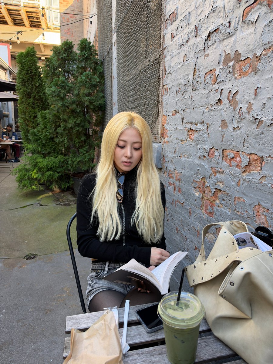 purinzmedia's tweet photo. looks like purinz spent the day together (matcha + matching brick wall) https://t.co/TiaZuyIchS