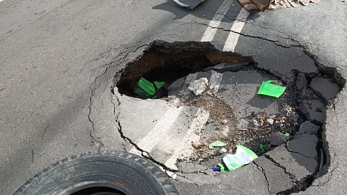 egorex1's tweet photo. Esto no es un bache, es un hundimiento de atención. Calle Totonacas y Papatzin, Ajusco Coyoacán. Coyoacán. @SOBSECDMX, @Alcaldia_Coy, @ClaraBrugadaM, @SSPCMexico  se abrió la tierra. Quién se encarga??? https://t.co/PWh2R7xUur