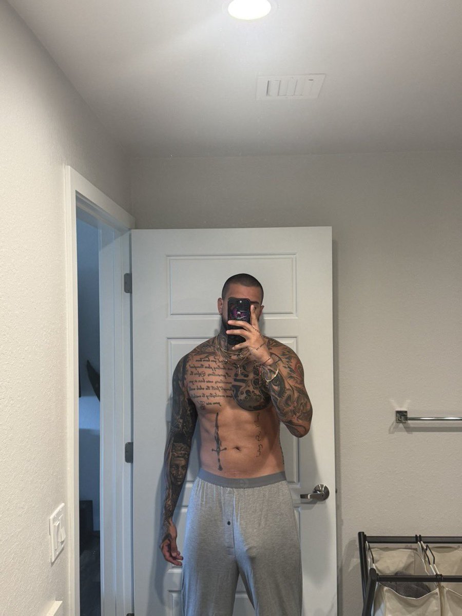 dgonzo99_'s tweet photo. yall missed me? https://t.co/Q1Fq1uim5p