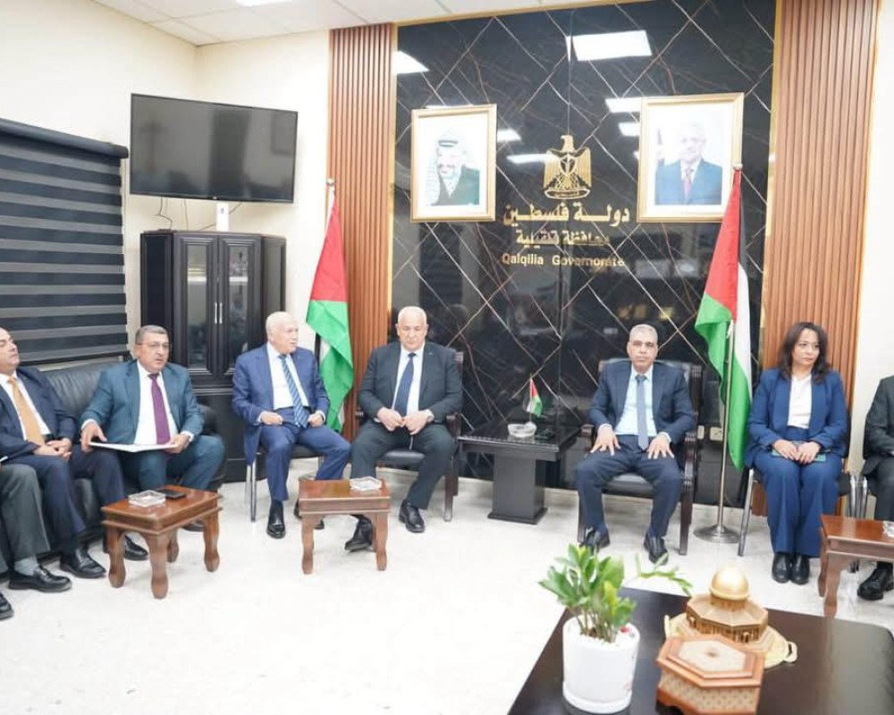 Gaza_Pa_'s tweet photo. الحكومة تقترب من الميدان وقلقيلية في صدارة المتابعة
وفد وزاري يزور محافظة قلقيلية للاطلاع على واقعها واحتياجات المواطنين والاستماع إلى مطالبهم ومتابعة الملفات ذات الأولوية إلى جانب تفقد سير العمل في المشاريع الحكومية في خطوة تعكس حضور الحكومة ميدانيًا واهتمامها https://t.co/c2xgei9oLu