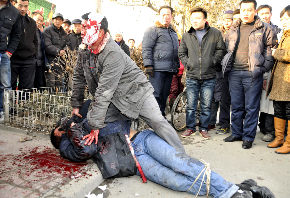 RJ95764934's tweet photo. A tense scene where a cornered criminal was just shot dead, with a dignified and solemn figure standing firm by the roadside, in a moment that shocked everyone passing by. https://t.co/3xe3IPOpcQ