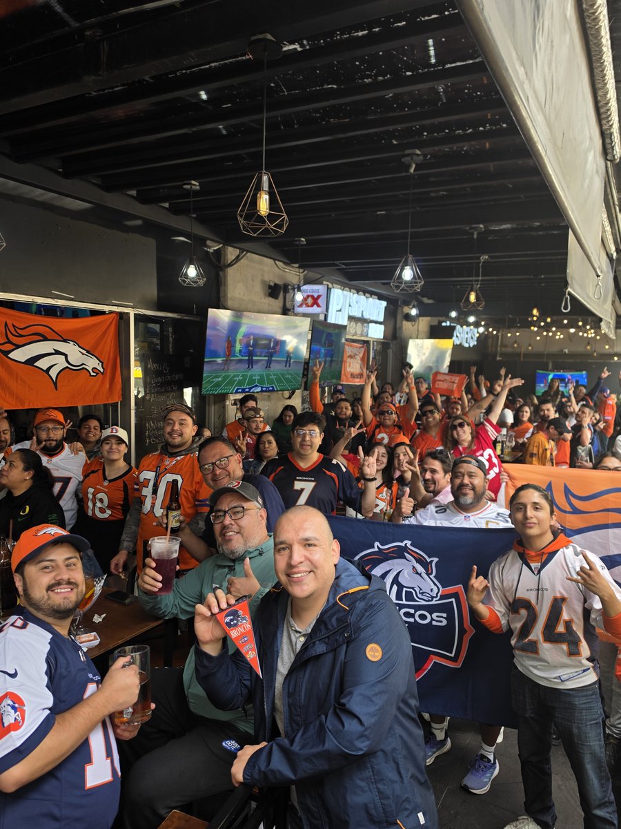 FanBroncosMx's tweet photo. #NFLEnTelevisa
@TUDNMEX 
Club de Fans Broncos MX https://t.co/HKGeJfoeoW