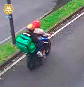 MrElDiablo8's tweet photo. En el ataque fueron lesionadas dos mujeres que viajaban a bordo del vehículo, ambas portaban una playera con la leyenda “María Mujeres Fuertes Mujeres Libres”; los responsables se hicieron pasar por repartidores y huyeron en moto. https://t.co/uhiQGEiejl