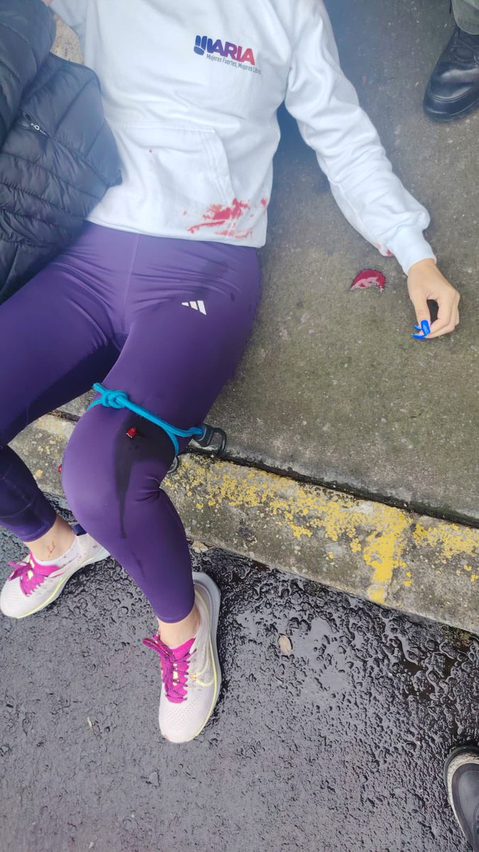 MrElDiablo8's tweet photo. En el ataque fueron lesionadas dos mujeres que viajaban a bordo del vehículo, ambas portaban una playera con la leyenda “María Mujeres Fuertes Mujeres Libres”; los responsables se hicieron pasar por repartidores y huyeron en moto. https://t.co/uhiQGEiejl