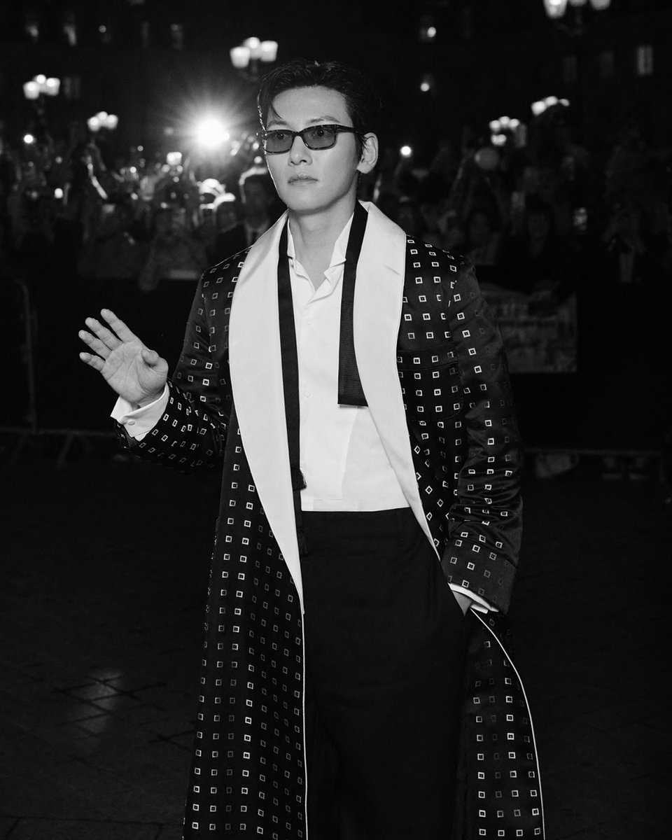 TOMFORD's tweet photo. Ji Chang-wook arrives at the TOM FORD SPRING | SUMMER 2027 DÉFILÉ in Paris.  

#TOMFORD #TFSS27 https://t.co/Mg4iYriabK