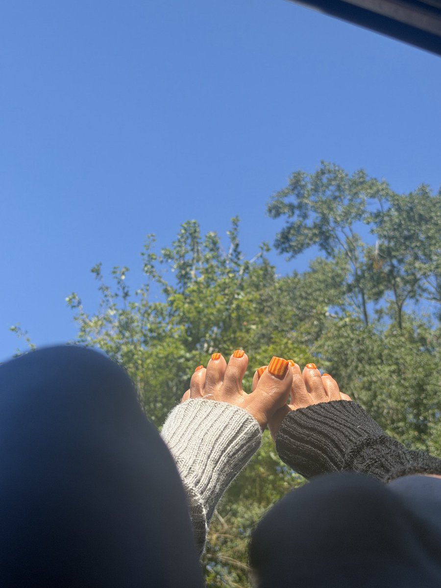 itromiselos's tweet photo. I think all women should have stockings 
#FeetPics #feetfetısh #toelove https://t.co/kbGTC8rMrD