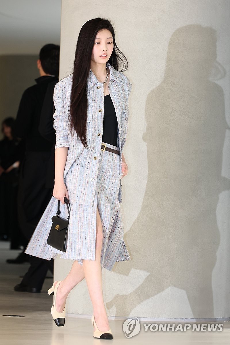 thebaseillit_'s tweet photo. GLLIT, Let’s show our love and support for WONHEE’s first solo Paris Fashion Week. 

Drop the tags!!!

WONHEE STUNS AT CHANEL SS27
#CHANELSS27xWONHEE
#WONHEE #원희 
#CHANELSpringSummer
#CHANEL #CHANELSHOW #PFW @CHANEL https://t.co/4Z1GFn6YkO