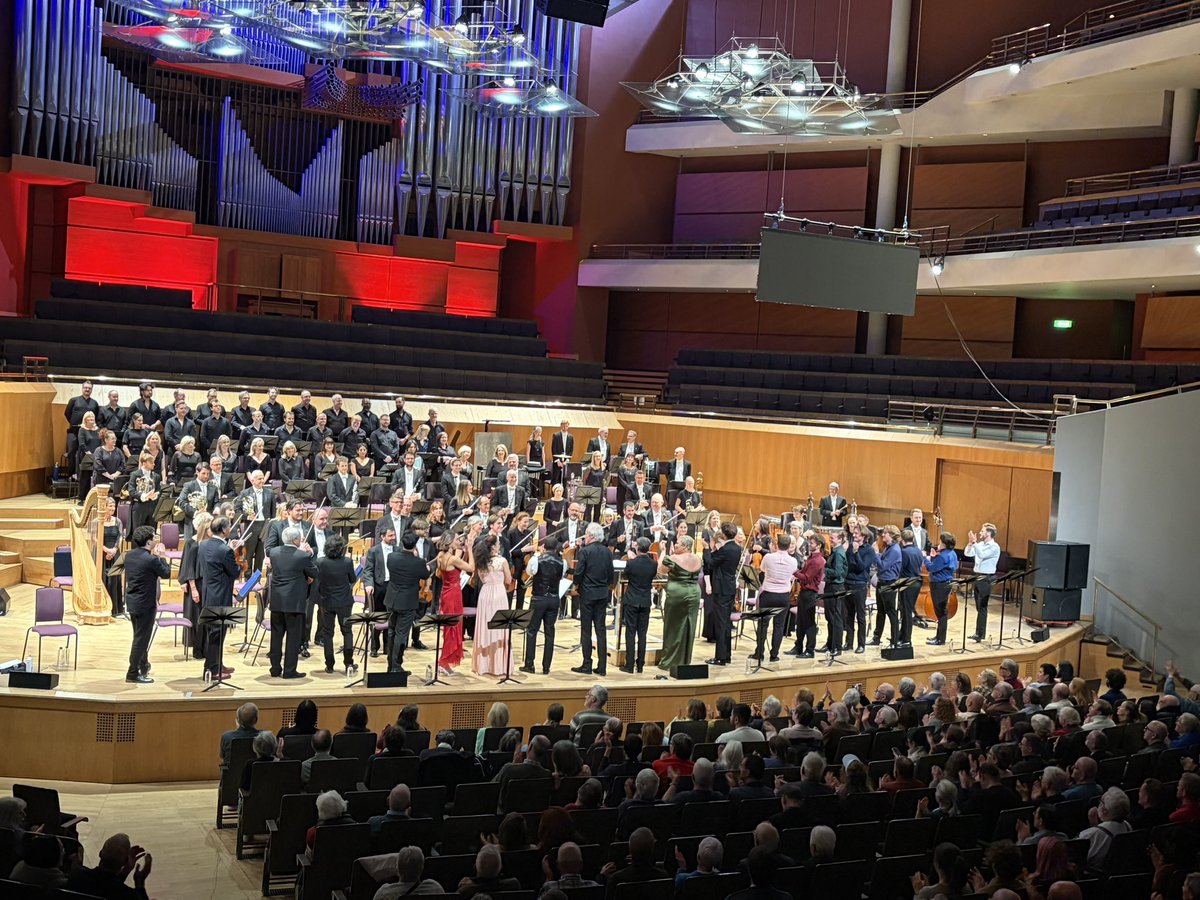 meenamtj's tweet photo. Barkouf with @E_N_O Chorus @OperaRara  and Halle https://t.co/QpUPgM6rrQ
