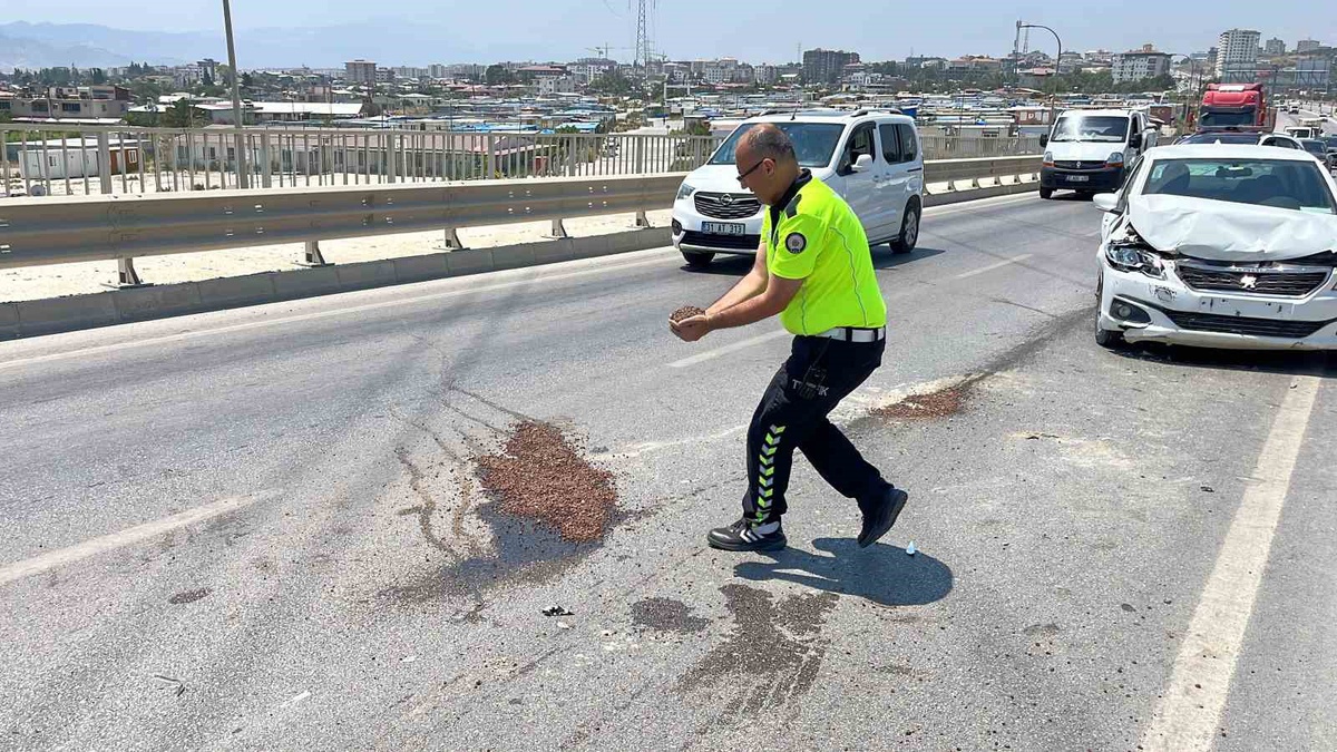 GHTHaberTR's tweet photo. Hatay'ın Antakya ilçesinde, trafik kazası sonrası yola dökülen yağı avuçlarıyla kum taşıyarak kapatan trafik polisi takdir topladı. https://t.co/XC5dmY1rQV