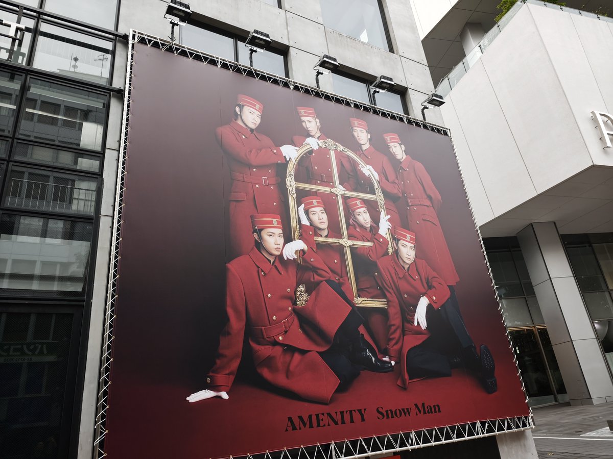adbrex_'s tweet photo. 渋谷PARCO近くで遭遇、SnowManの6thアルバム「AMENITY」の広告。

ビル壁面を丸ごとジャック！！
深みのあるレッド背景に、ホテルマン風の上品な衣装に身を包んだメンバービジュアルが印象的。
#SnowMan #AMENITY_6thAL https://t.co/19wgmBNFil