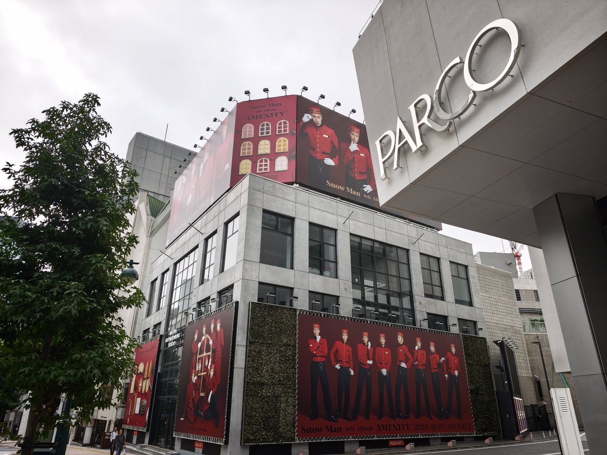 adbrex_'s tweet photo. 渋谷PARCO近くで遭遇、SnowManの6thアルバム「AMENITY」の広告。

ビル壁面を丸ごとジャック！！
深みのあるレッド背景に、ホテルマン風の上品な衣装に身を包んだメンバービジュアルが印象的。
#SnowMan #AMENITY_6thAL https://t.co/19wgmBNFil
