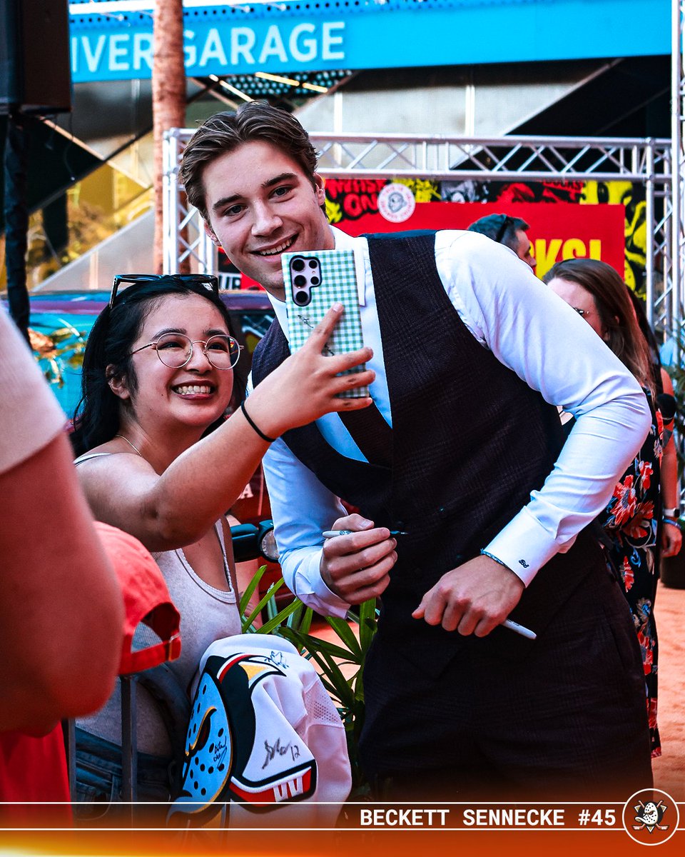 Selfies and smiles on the orange carpet! 🦆 
 [📷](https://pbs.twimg.com/media/HT0dxKQa4AADmjj.jpg) [📷](https://pbs.twimg.com/media/HT0dxIbb0AAqHAb.jpg) https: