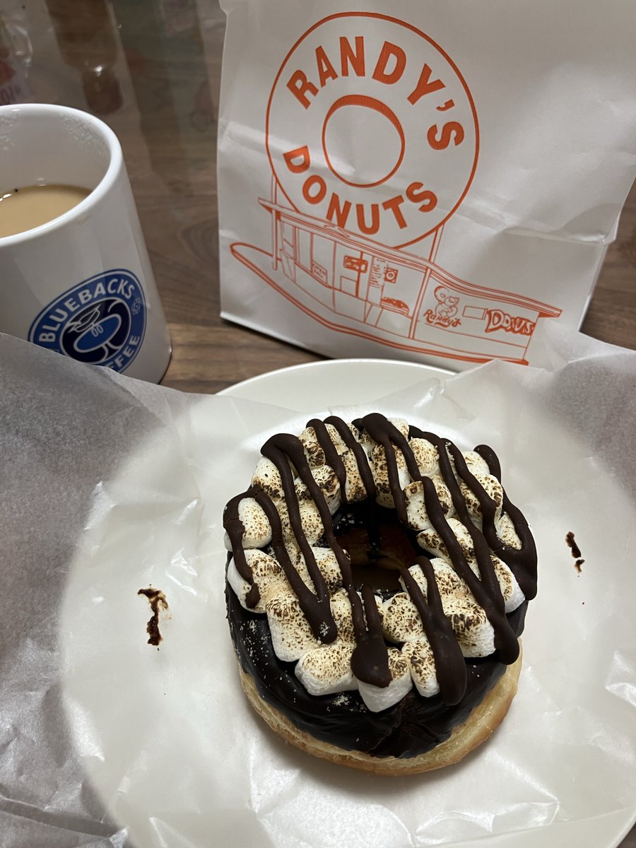 tawasheeep's tweet photo. 朝ごはんは昨日渋谷で買ったアメリカンなドーナツ🍩　あんまい https://t.co/TB06F5XR45
